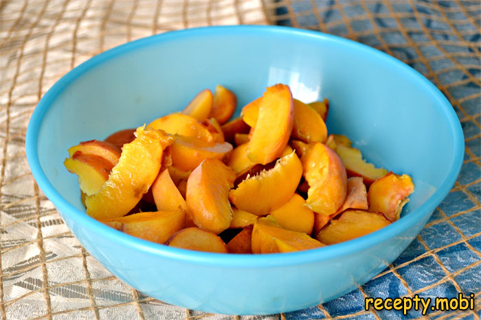 sliced ​​peaches - photo step 1