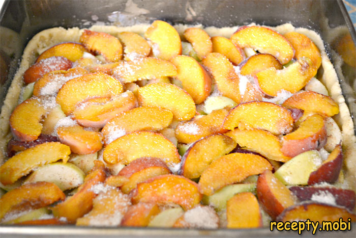 Присыпьте яблочки и персики 2-3 ст.л. сахара - фото шаг 7