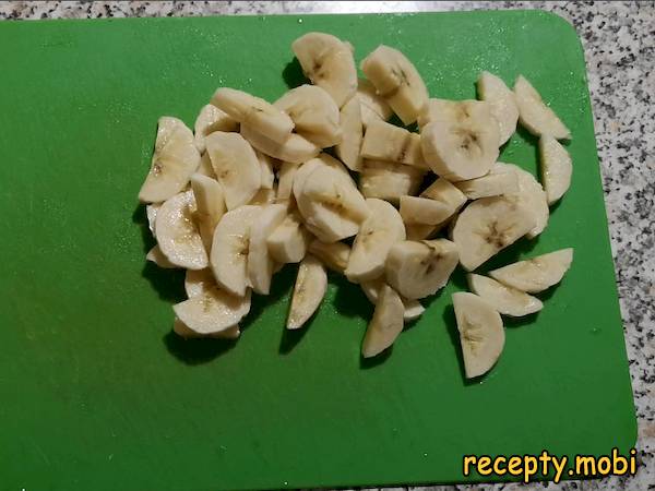 cut bananas into pieces - photo step 6