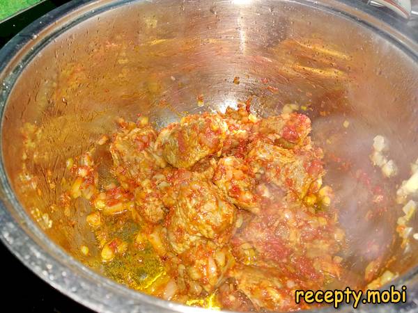 добавляем к говядине и луку томатную пасту - фото шаг 10
