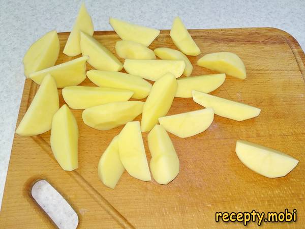 нарезаем картофель дольками - фото шаг 12