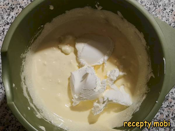 добавляем к взбитым желткам сыр Маскарпоне - фото шаг 6
