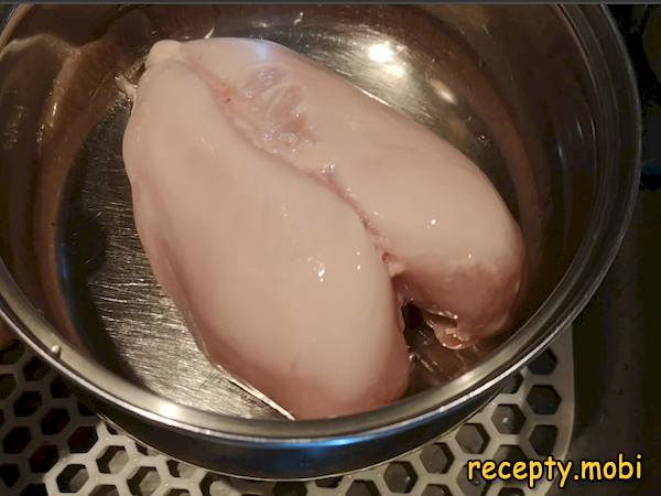 приготовление вареной куриной грудки - фото шаг 2