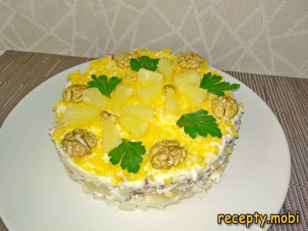 Салат «Дамский каприз» с курицей и ананасами