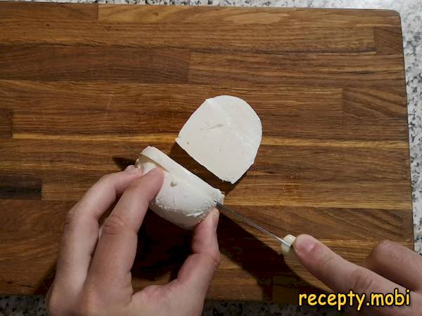 sliced ​​mozzarella with plates - photo step 2