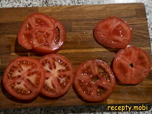 нарезанный пластинами томат - фото шаг 3