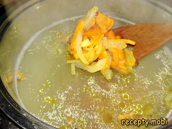 добавляем жаренный лук и морковь - фото шаг 8
