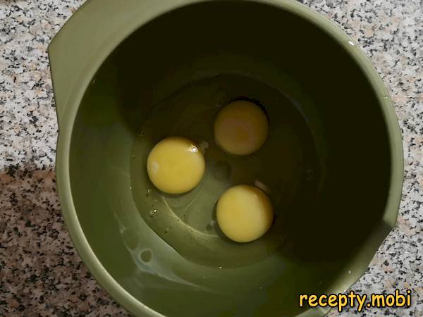 3 chicken eggs - photo step 1