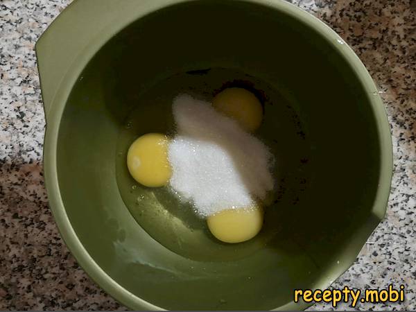яйца с сахаром - фото шаг 2