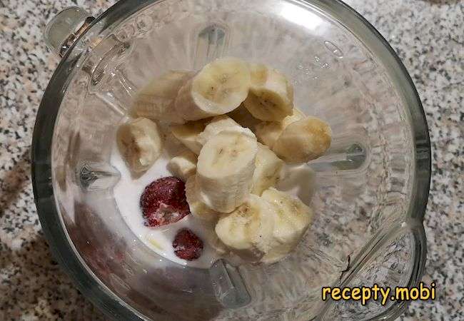 клубника с бананом и молоком в блендере - фото шаг 5