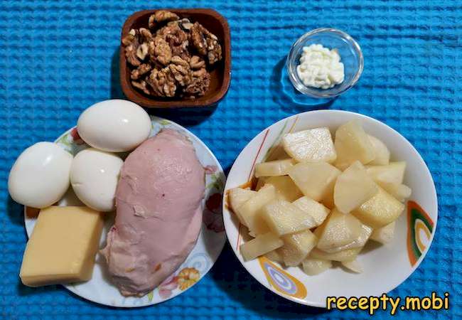 ингредиенты для приготовление салата с копченой курицей и ананасами