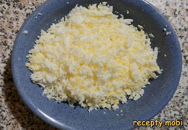 grated boiled chicken eggs - photo step 4