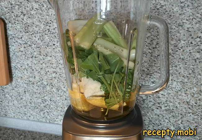 приготовления смузи из шпината и банана с яблочным соком и сельдереем - фото шаг 5
