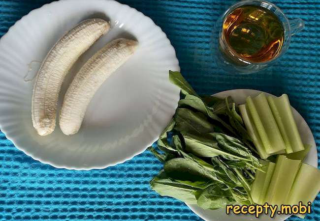 ингредиенты для приготовления смузи из шпината и банана с яблочным соком и сельдереем