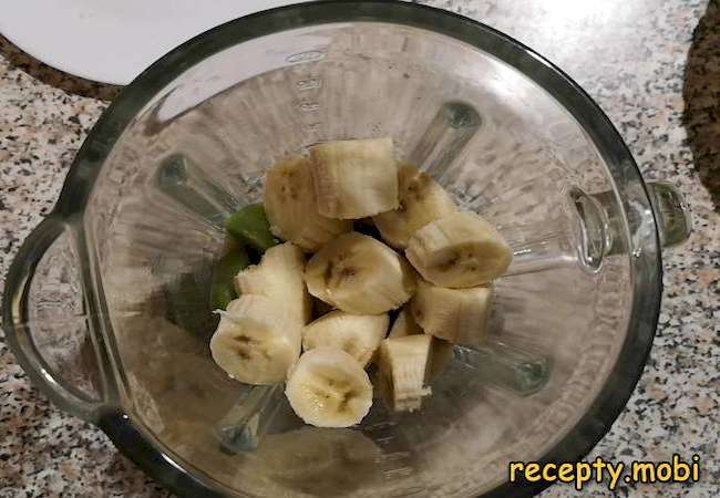 приготовление смузи с бананом и киви в блендере - фото шаг 3