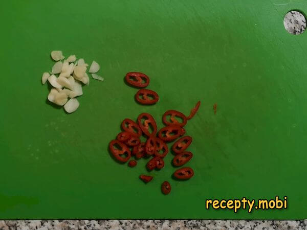 sliced ​​garlic and sliced ​​chili peppers - photo step 6