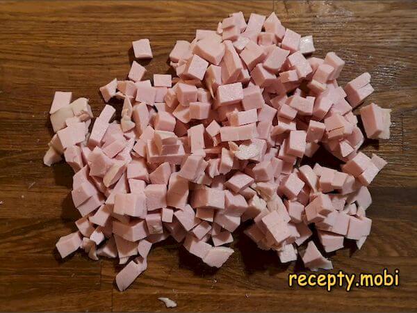 вареная колбаса нарезанная кубиками - фото шаг 5