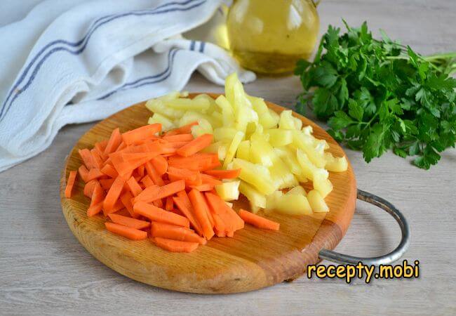 нарезанная морковь и перец - фото шаг 5