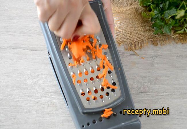 натираем на овощную терку морковь - фото шаг 3