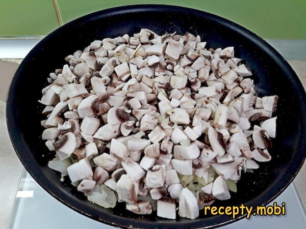 приготовление грибного сливочного соуса из шампиньонов - фото шаг 6