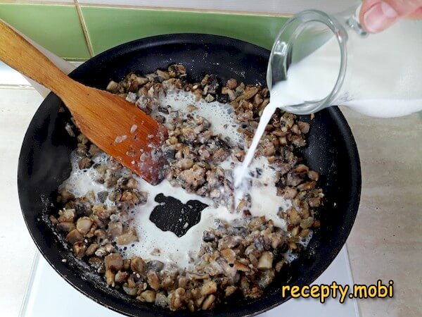 приготовление грибного сливочного соуса из шампиньонов - фото шаг 9