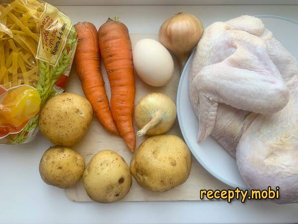 ингредиенты для приготовления куриного супа с лапшой и картошкой