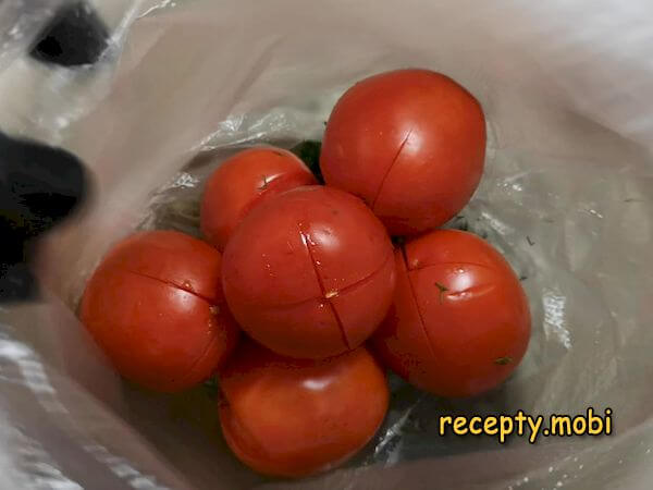 приготовление малосольных помидоров в пакете - фото шаг 5