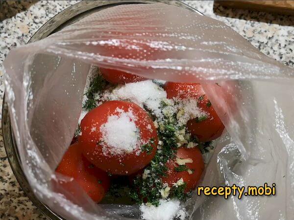 приготовление малосольных помидоров в пакете - фото шаг 6