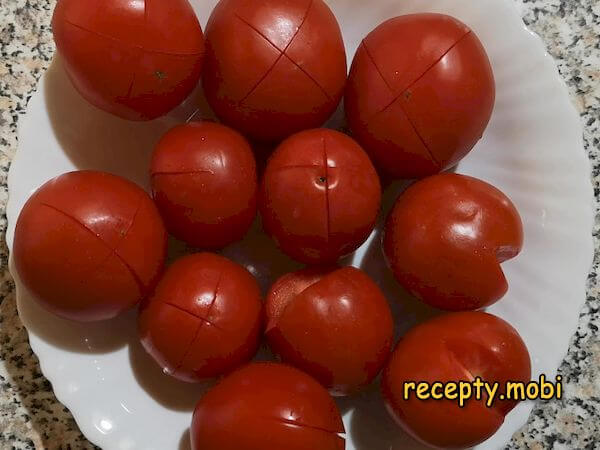 помидоры надрезанные крест накрест - фото шаг 2