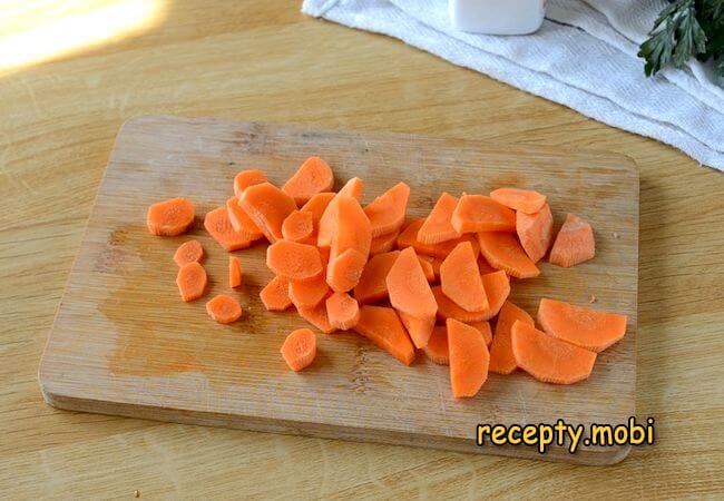 морковь нарезанная тонкими пластинками - фото шаг 3