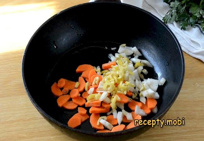 обжариваем на сковороде морковь, лук и перец - фото шаг 7