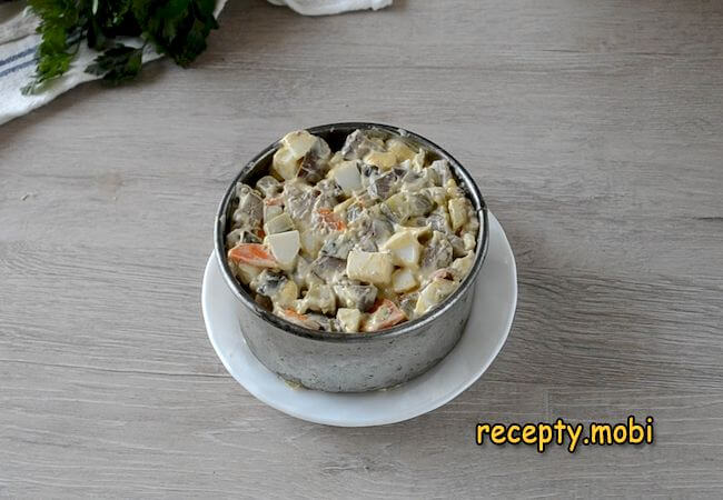 Салат с куриной печенью и солеными огурцами