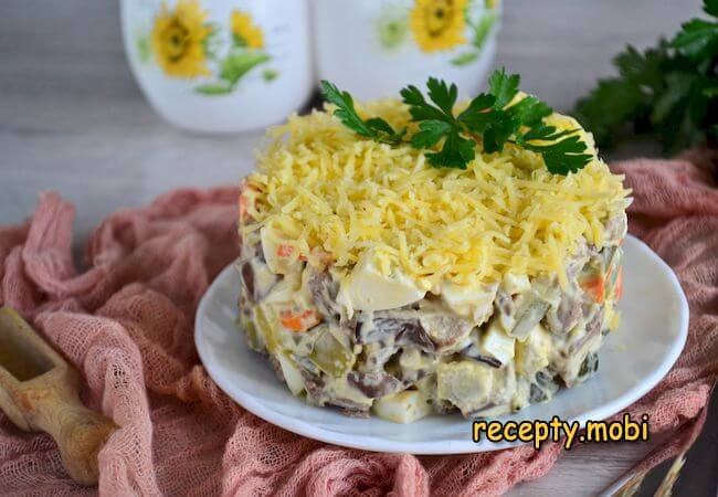 Салат с куриной печенью и солеными огурцами