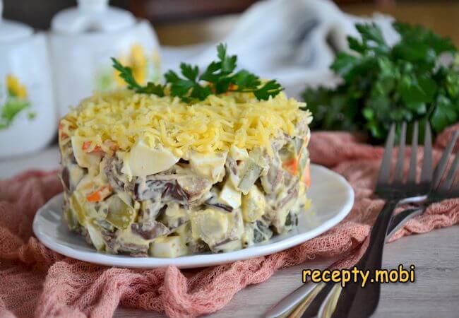 Слоёный салат из печени с морковью и солеными огурчиками рецепт с фото пошагово - вторсырье-м.рф