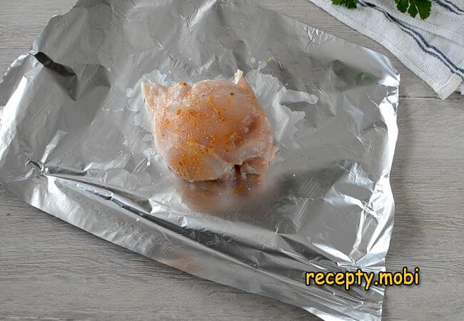 chicken fillet on foil - photo step 2