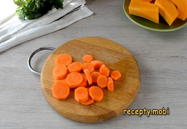 морковь нарезанная кружочками - фото шаг 3