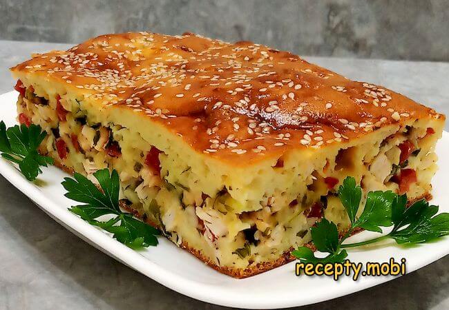 Jellied pie with chicken, tomatoes, cheese and herbs