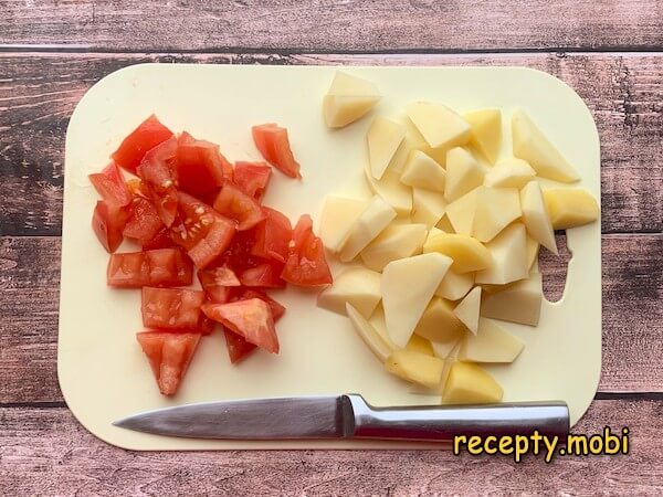 нарезанный картофель и помидор - фото шаг 3
