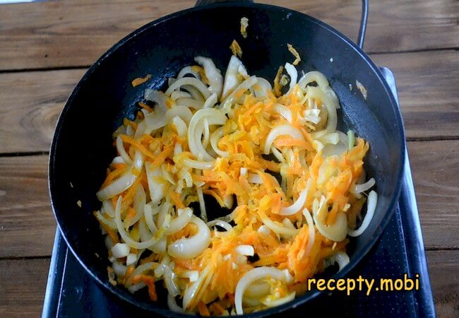 жареный лук, чеснок, морковь - фото шаг 2