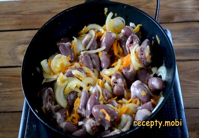 куриные сердечки с овощами на сковороде - фото шаг 3