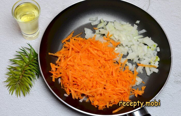 лук и морковь на сковороде - фото шаг 3