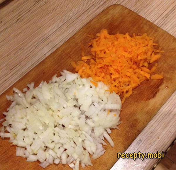 Нарезанный лук и тертая морковь - фото шаг 4