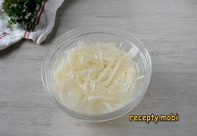 grated potatoes in water - photo step 3