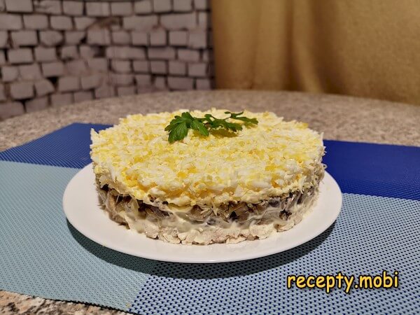 Cалат «Курочка ряба» с курицей и грибами