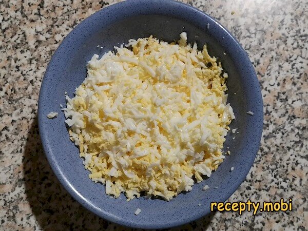 grated boiled eggs - photo step 2