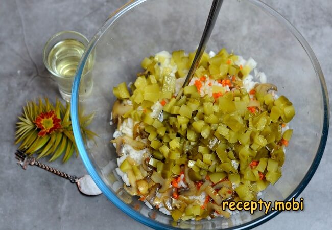 приготовление салата с консервированным тунцом, рисом, грибами - фото шаг 9