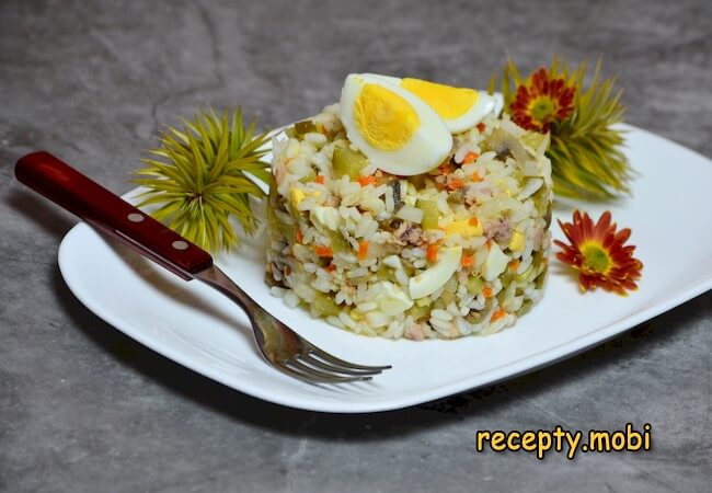 Салат с консервированным тунцом, рисом, грибами