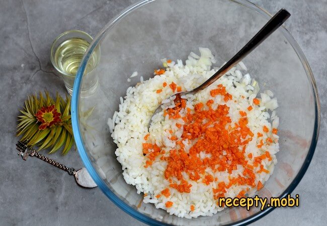 приготовление салата с консервированным тунцом, рисом, грибами - фото шаг 6