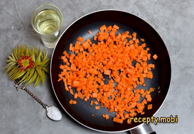 морковь нарезанная кубиком на сковороде - фото шаг 5