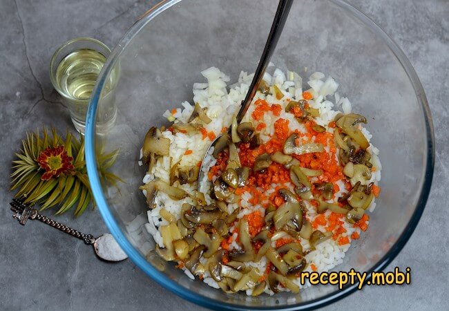 приготовление салата с консервированным тунцом, рисом, грибами - фото шаг 8